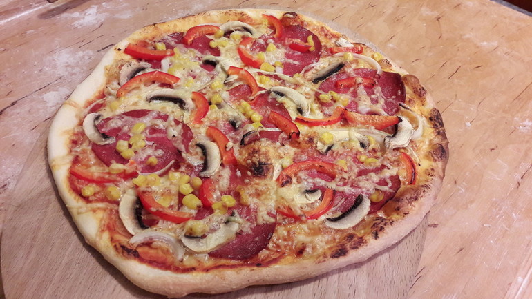 Włoska pizza pieczona na kamieniu