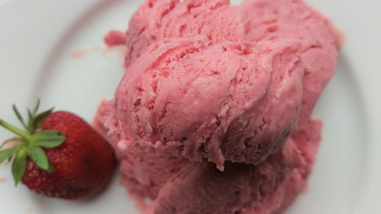Domowe lody truskawkowe
