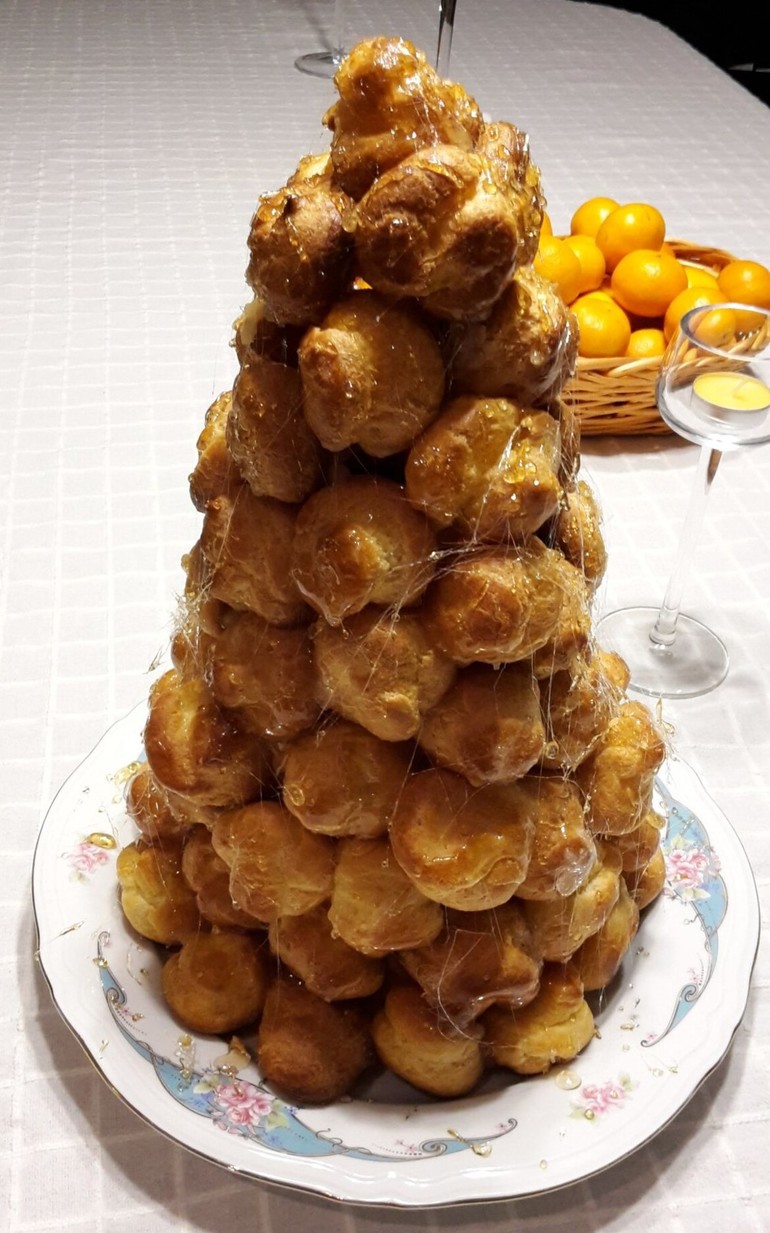 Croquembouche - francuski tort z ptysiów