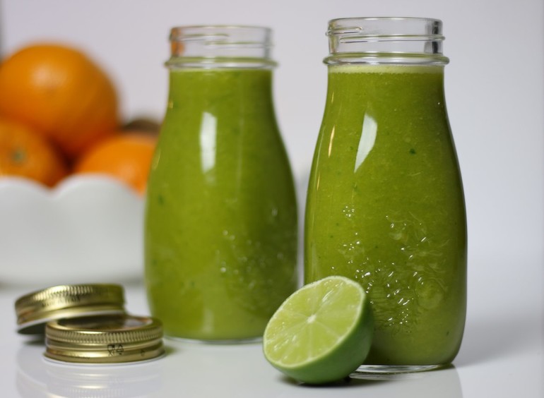 Sok z kiwi, mango, pomarańczy, szpinaku i limonki