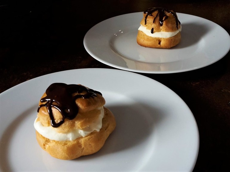 Profiterolki z waniliowym kremem z bitej śmietany