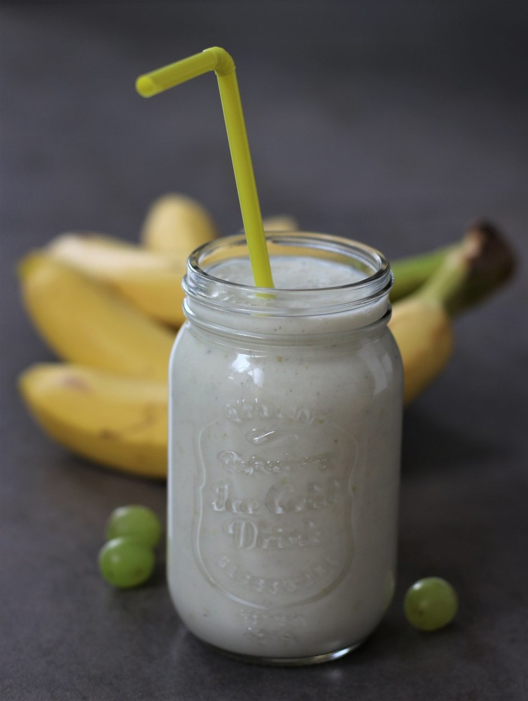 Koktajl z bananów i winogron