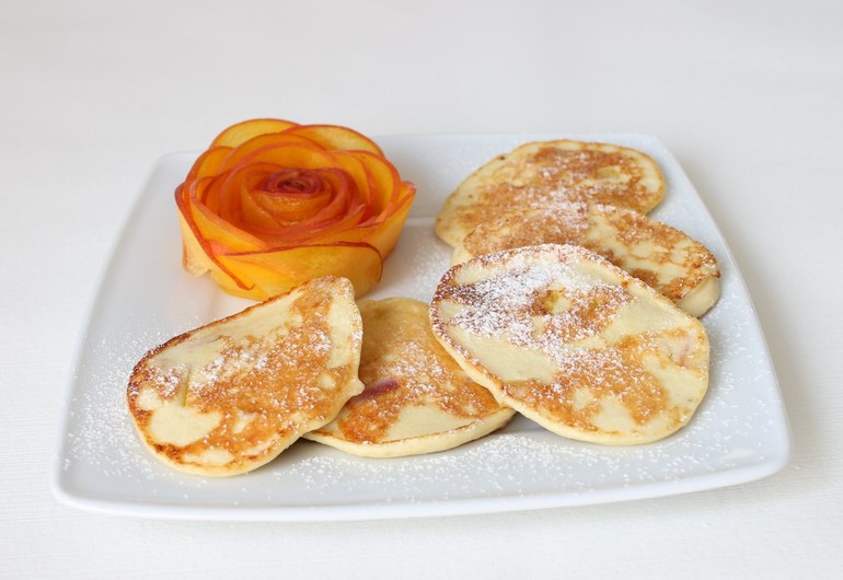 Serowe pancakes z bananem i brzoskwinią