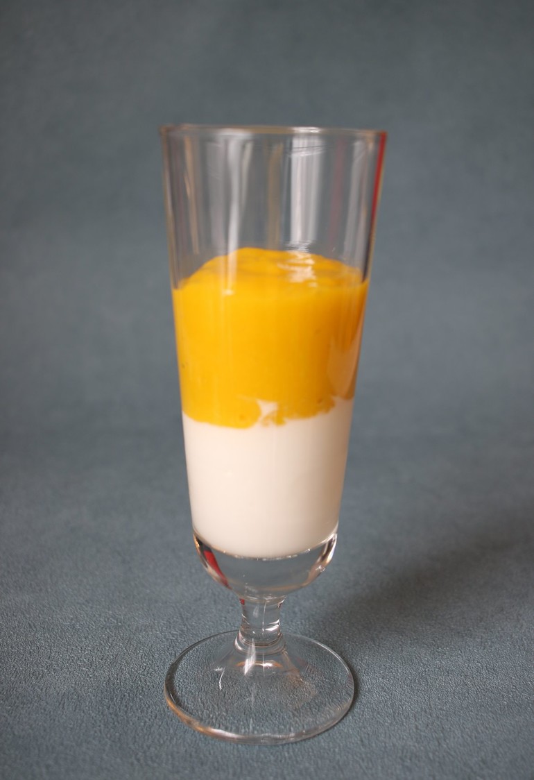 Jogurt z musem z mango