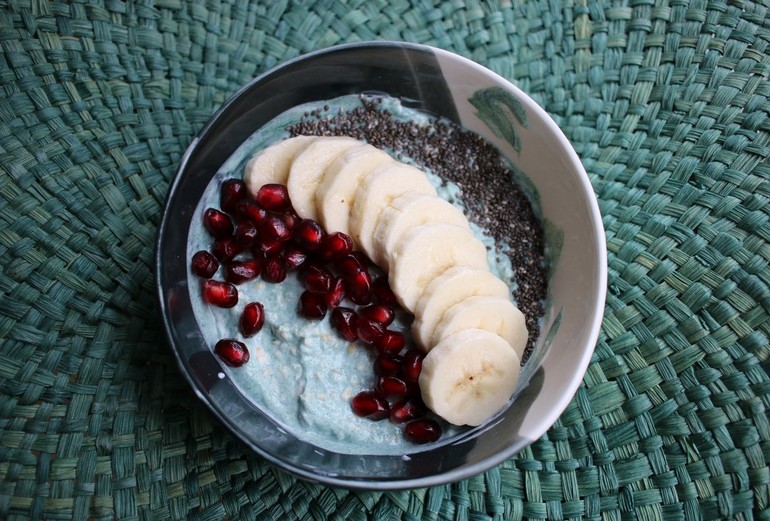 Owsianka z bananem, chia, nasionami granatu i spiruliną