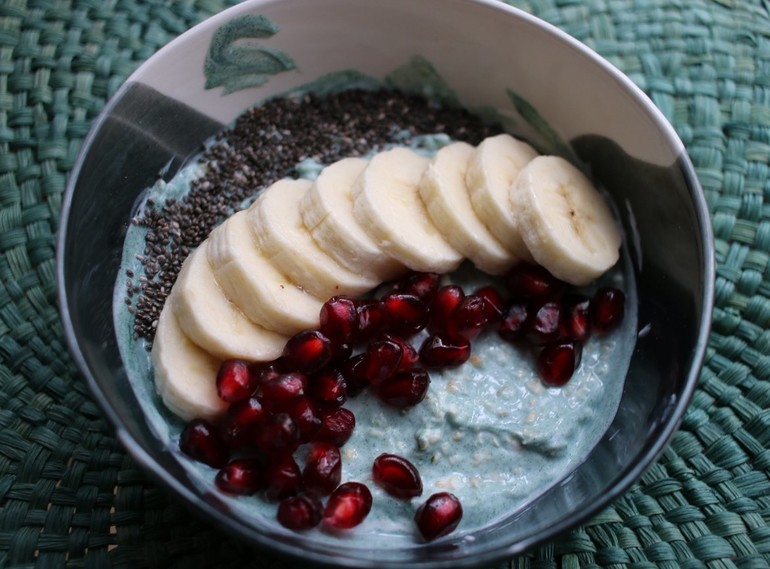 dodatkowy obraz dla Owsianka z bananem, chia, nasionami granatu i spiruliną