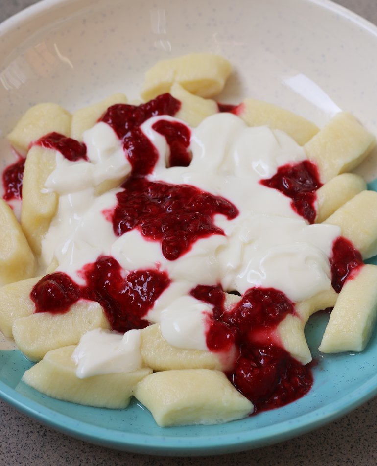 Leniwe pierogi na słodko ze śmietaną i sosem malinowym