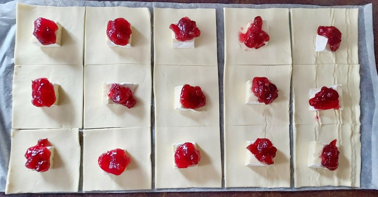 dodatkowy obraz dla Ciasto francuskie z serem brie i żurawiną
