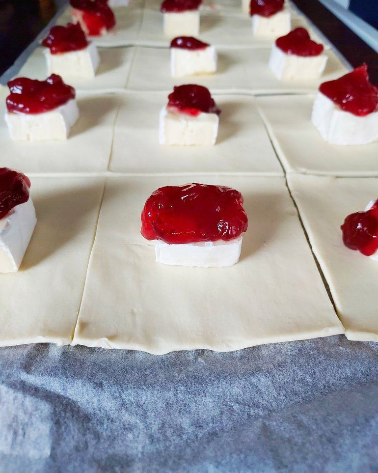 dodatkowy obraz dla Ciasto francuskie z serem brie i żurawiną