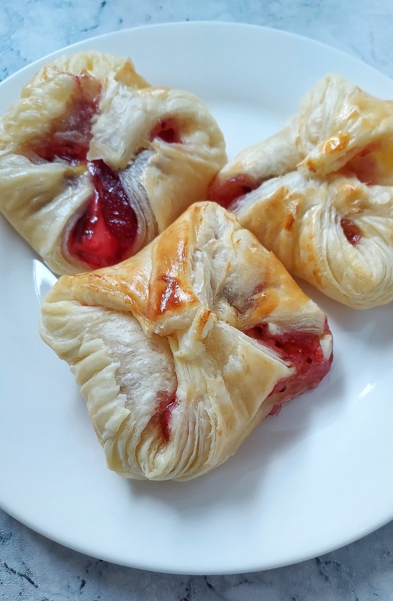 dodatkowy obraz dla Ciasto francuskie z serem brie i żurawiną