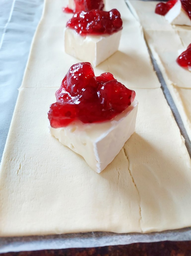 Ciasto francuskie z serem brie i żurawiną