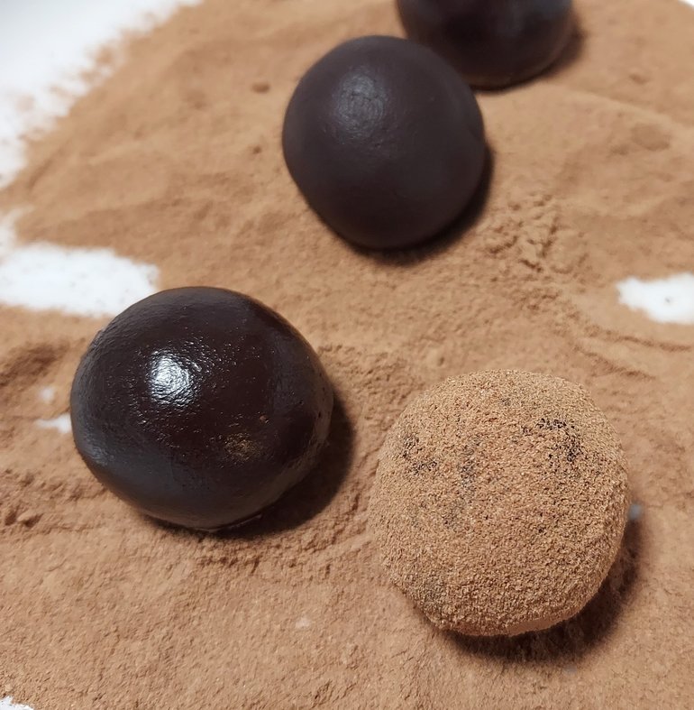 dodatkowy obraz dla Mocno czekoladowe trufle z mleka zagęszczonego i kakao
