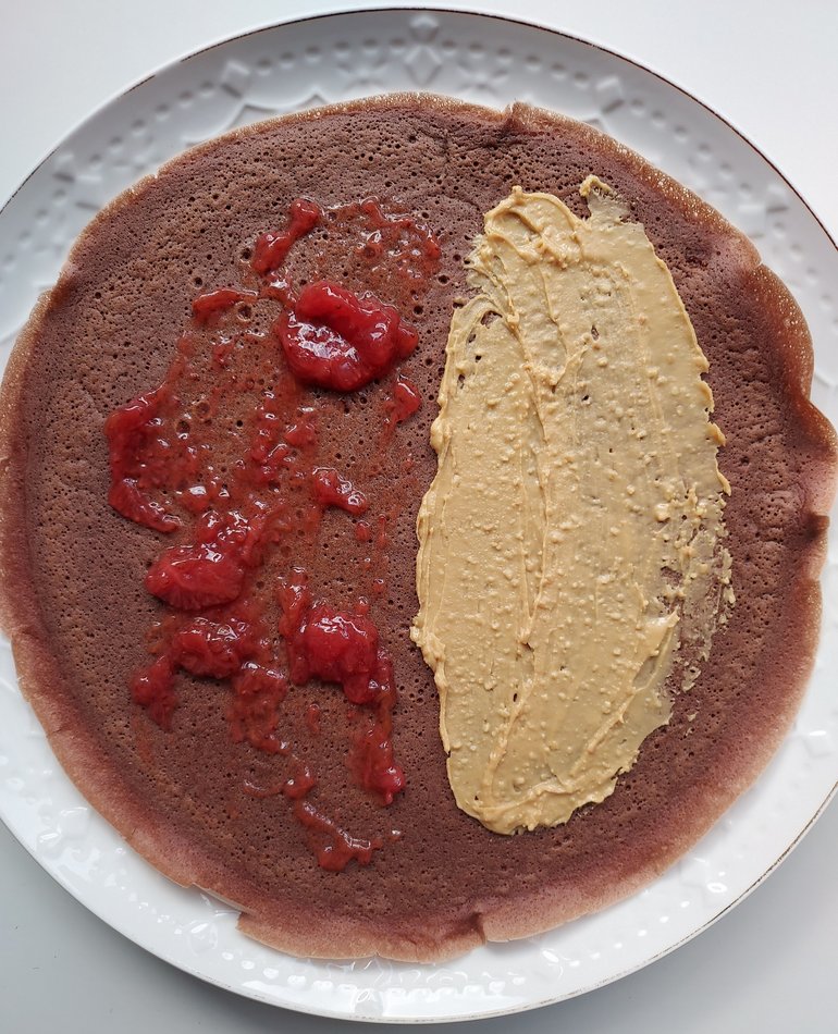 dodatkowy obraz dla Kakaowe naleśniki z masłem orzechowym i dżemem truskawkowym