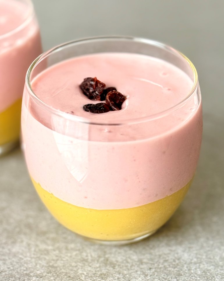 Dwukolorowe smoothie mango - truskawka