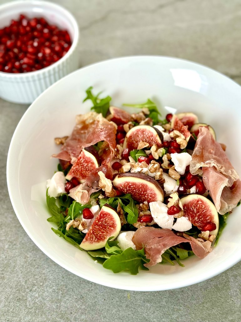 Sałatka z kozim serem, prosciutto, figami, pestkami granatu i orzechami