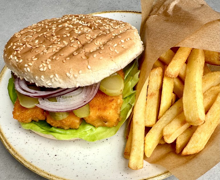 Burger z paluszkami rybnymi